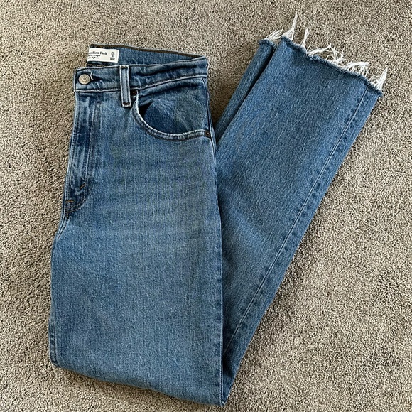 Abercrombie 90’s Straight Ultra High Rise Jeans - Picture 1 of 4